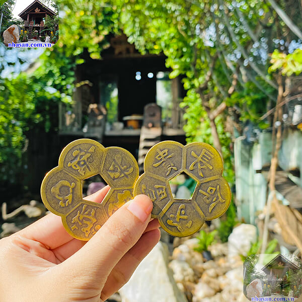 Tiền xu nên được treo ở những chỗ sáng sủa, sạch sẽ Tiền xu nên được treo ở những chỗ sáng sủa, sạch sẽ