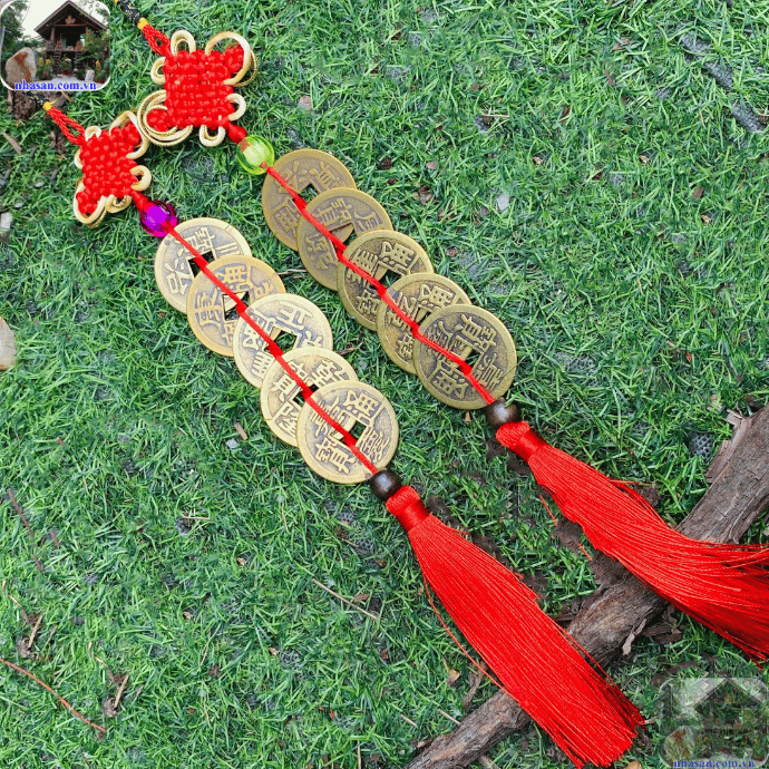 Đặt đồng xu Ngũ Đế trên bàn thờ Thần Tài giúp gia tăng tài lộc, buôn may bán đắt. Đặt đồng xu Ngũ Đế trên bàn thờ Thần Tài giúp gia tăng tài lộc, buôn may bán đắt.