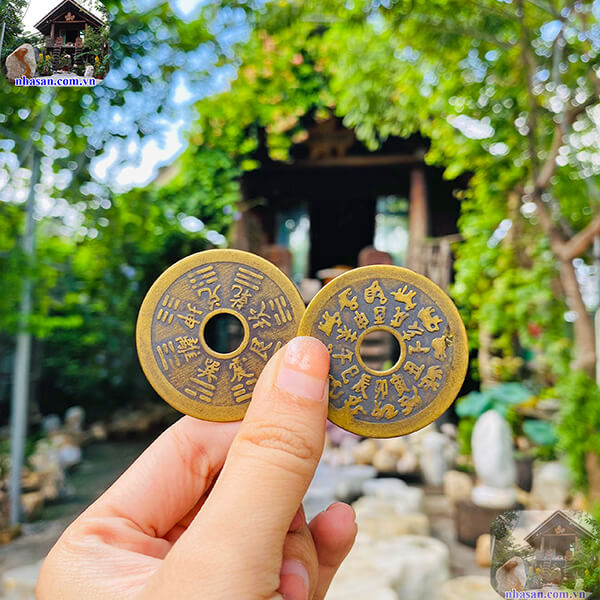 Mặt trước khắc họa 12 con giáp, mặt sau khắc 8 quẻ vũ trụ Mặt trước khắc họa 12 con giáp, mặt sau khắc 8 quẻ vũ trụ