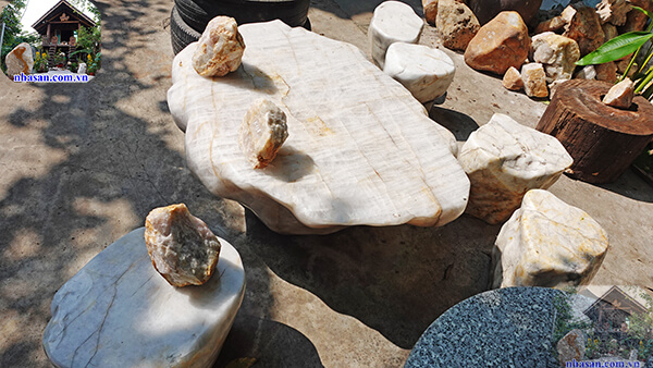 Bộ bàn đá 1 tấn gồm 5 đôn Bộ bàn đá 1 tấn gồm 5 đôn