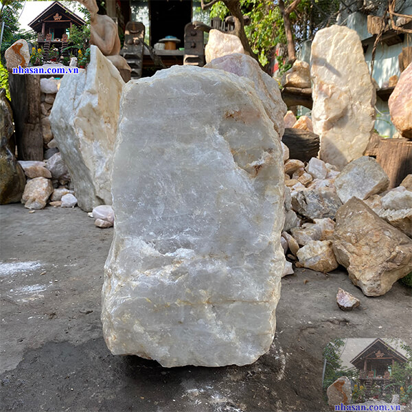 Đá thạch anh trắng thô là đá tự nhiên có tuổi đời hàng triệu năm Đá thạch anh trắng thô là đá tự nhiên có tuổi đời hàng triệu năm