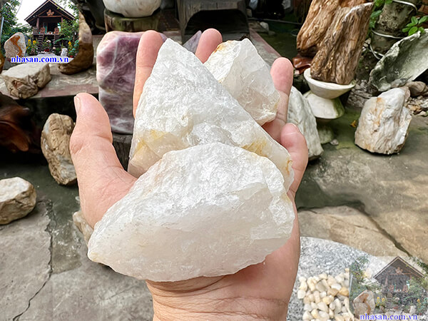 Đá thạch anh trắng vụn thô 4x6cm Đá thạch anh trắng vụn thô 4x6cm