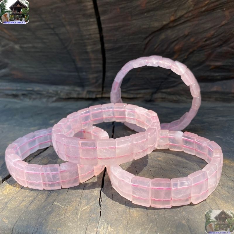 Những viên đá đạt độ trong cao (thấu quang tốt, ánh nước bóng) thì giá trị cực kỳ cao Những viên đá đạt độ trong cao (thấu quang tốt, ánh nước bóng) thì giá trị cực kỳ cao