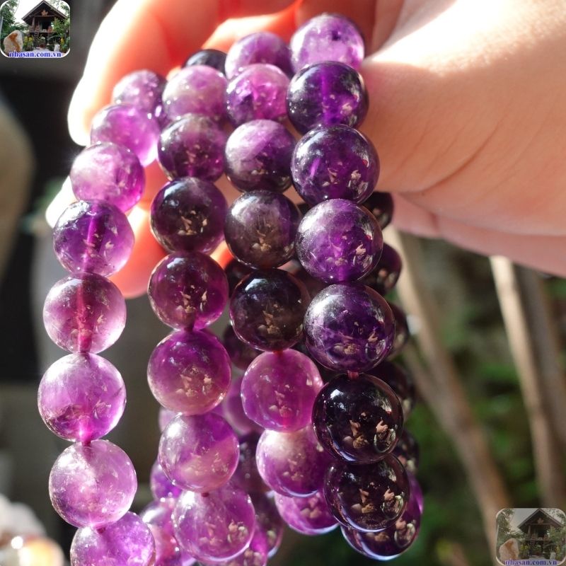 Đừng quá đặt nặng việc phải mua chiếc vòng đắt nhất, hãy chọn chiếc vòng mà bạn cảm thấy 'có duyên' nhất khi nhìn thấy Đừng quá đặt nặng việc phải mua chiếc vòng đắt nhất, hãy chọn chiếc vòng mà bạn cảm thấy 'có duyên' nhất khi nhìn thấy