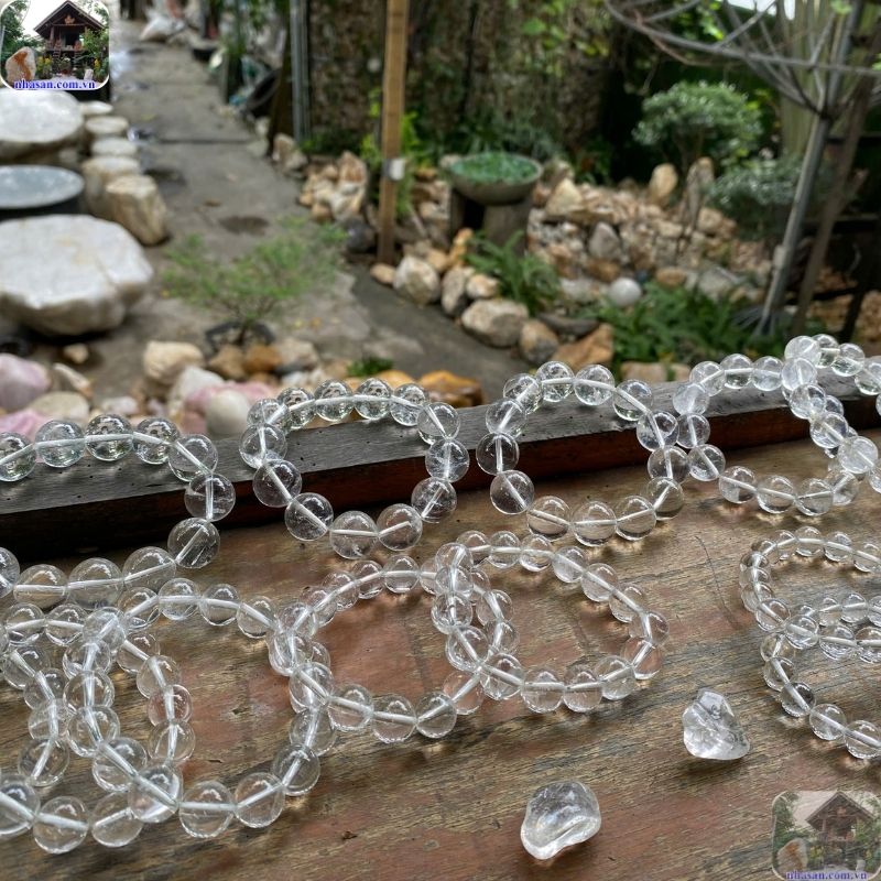 Giá vòng tay thạch anh trắng trên thị trường hiện nay rất đa dạng, tuỳ thuộc vào chất đá trong hay đục Giá vòng tay thạch anh trắng trên thị trường hiện nay rất đa dạng, tuỳ thuộc vào chất đá trong hay đục