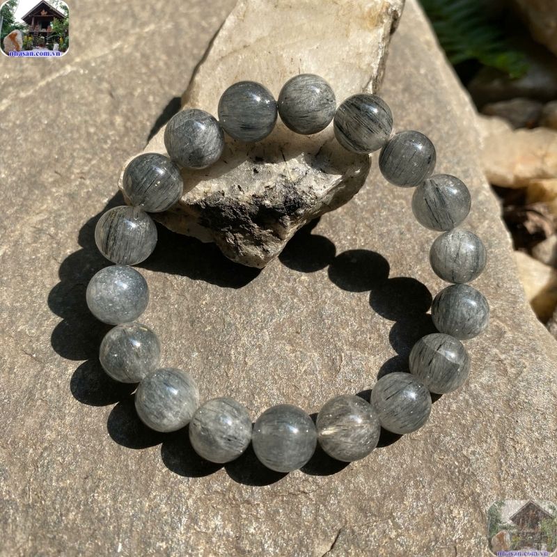 Thạch anh tóc đen luôn được săn đón bởi vẻ đẹp quyền quý và năng lượng trừ tà mạnh mẽ Thạch anh tóc đen luôn được săn đón bởi vẻ đẹp quyền quý và năng lượng trừ tà mạnh mẽ