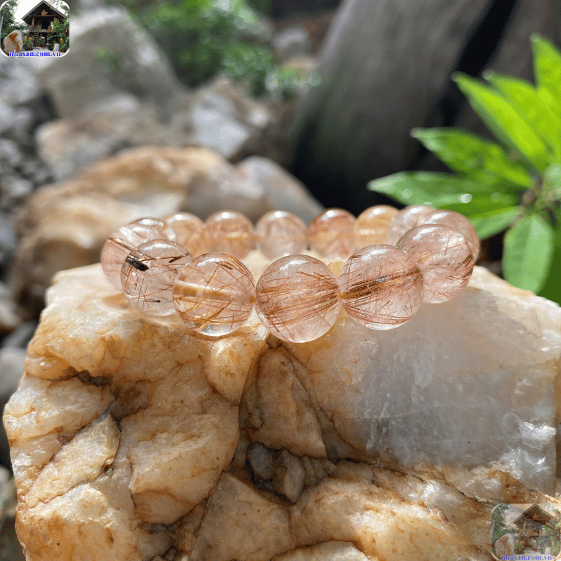 Một viên Thạch Anh Tóc Đỏ có giá trị cao khi phần đá nền trong suốt, không bị đục, mờ hay có nhiều tạp chất Một viên Thạch Anh Tóc Đỏ có giá trị cao khi phần đá nền trong suốt, không bị đục, mờ hay có nhiều tạp chất