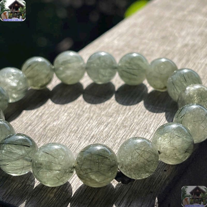 Màu xanh càng đậm, càng mướt mát và tươi sáng thì phôi đá đó càng hiếm Màu xanh càng đậm, càng mướt mát và tươi sáng thì phôi đá đó càng hiếm