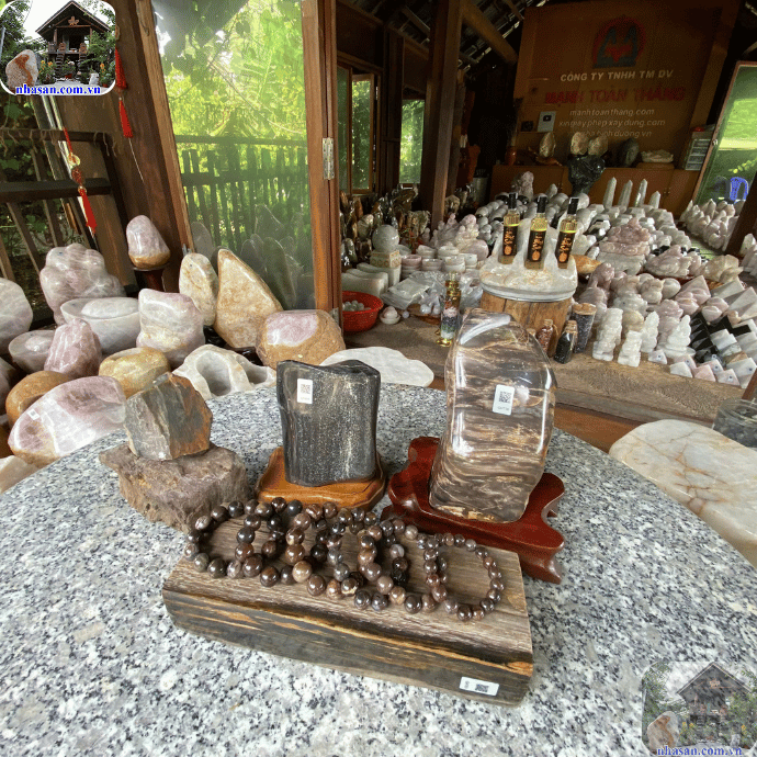 Gỗ hóa thạch màu đen được coi là biểu tượng của sự ổn định và quyền lực Gỗ hóa thạch màu đen được coi là biểu tượng của sự ổn định và quyền lực