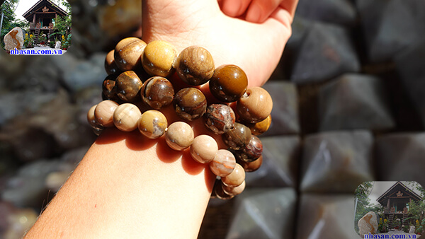 Đeo vòng gỗ hóa thạch giúp chủ nhân ngủ ngon Đeo vòng gỗ hóa thạch giúp chủ nhân ngủ ngon