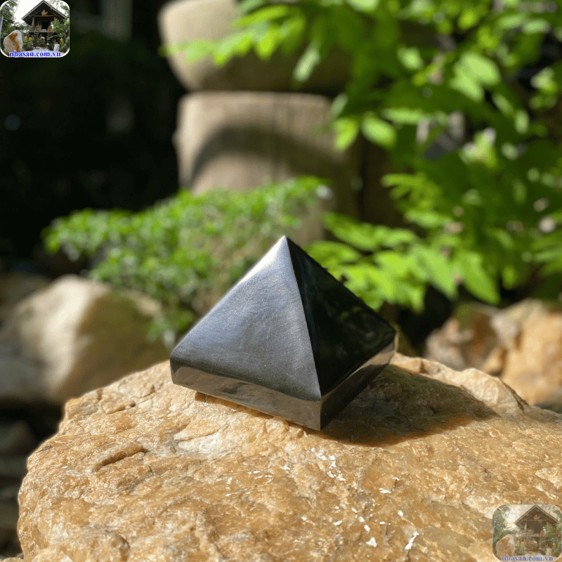 Hắc Diện Thạch được mệnh danh là "lá chắn bảo vệ" hay "viên đá trừ tà" Hắc Diện Thạch được mệnh danh là "lá chắn bảo vệ" hay "viên đá trừ tà"