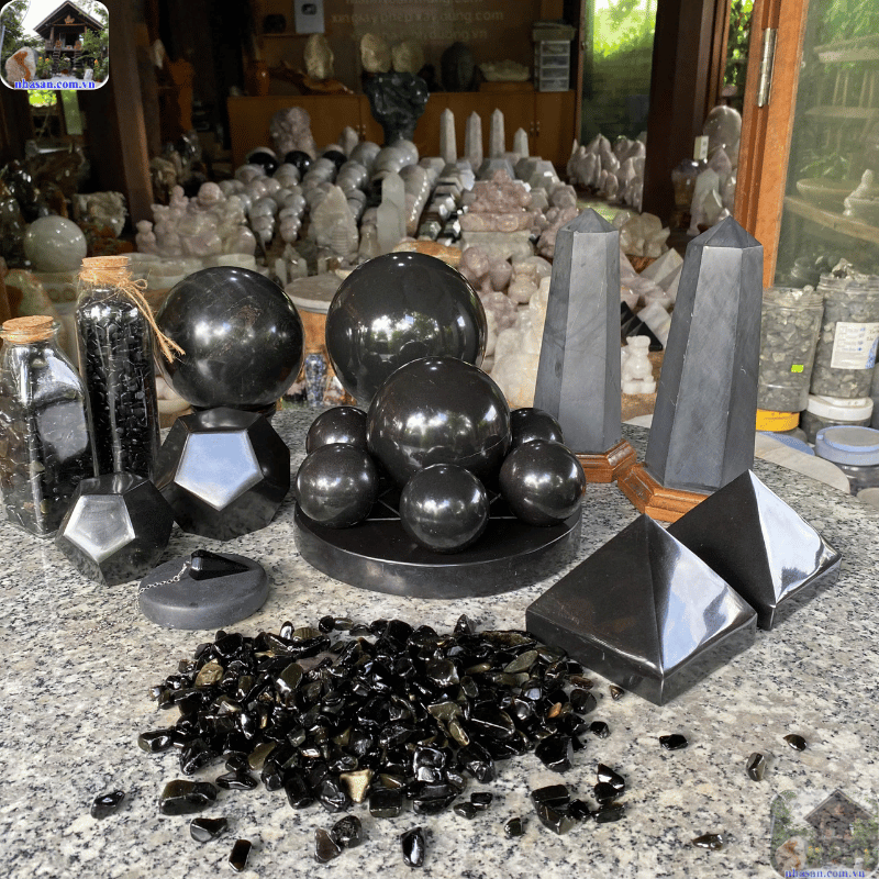 Hắc Diện Thạch được xếp vào nhóm đá bán quý (Semi-precious stone) Hắc Diện Thạch được xếp vào nhóm đá bán quý (Semi-precious stone)