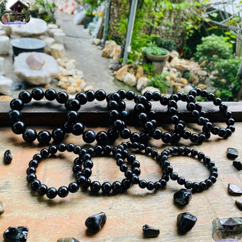 Hắc diệu thạch được hình thành khi dung nham Felsic phun trào từ núi lửa nguội đi cực nhanh Hắc diệu thạch được hình thành khi dung nham Felsic phun trào từ núi lửa nguội đi cực nhanh