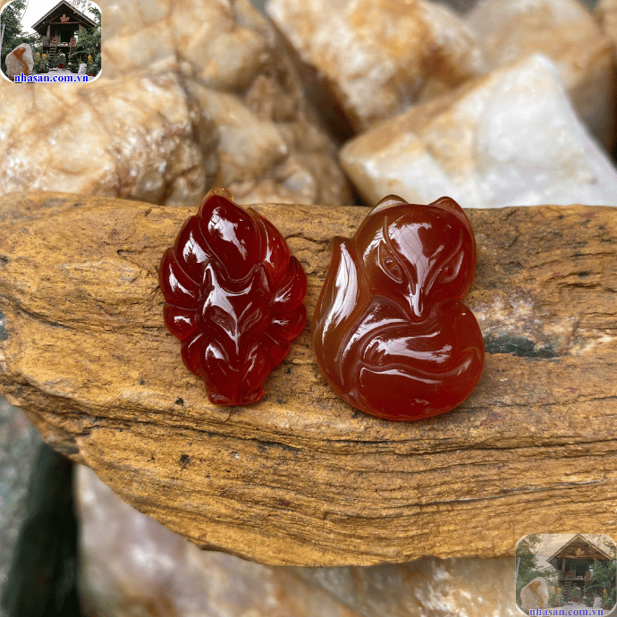 Hồ ly đá mã não đỏ là sự kết hợp giữa linh vật hồ ly và đá mã não đỏ Hồ ly đá mã não đỏ là sự kết hợp giữa linh vật hồ ly và đá mã não đỏ