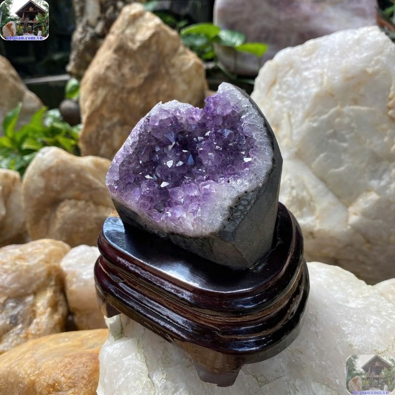 Hốc đá thạch anh tím là một hang động thu nhỏ chứa đầy các tinh thể thạch anh tím nhỏ Hốc đá thạch anh tím là một hang động thu nhỏ chứa đầy các tinh thể thạch anh tím nhỏ