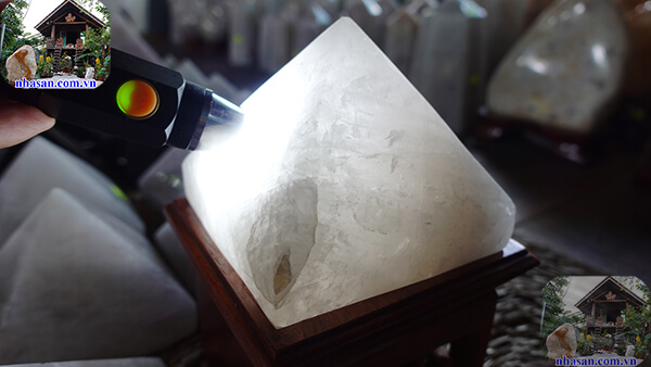 Soi đèn giúp nhìn rõ ràng hơn các vân đá Soi đèn giúp nhìn rõ ràng hơn các vân đá
