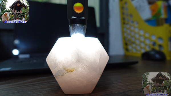 Soi đèn đá quý giúp nhận biết được đá tự nhiên Soi đèn đá quý giúp nhận biết được đá tự nhiên