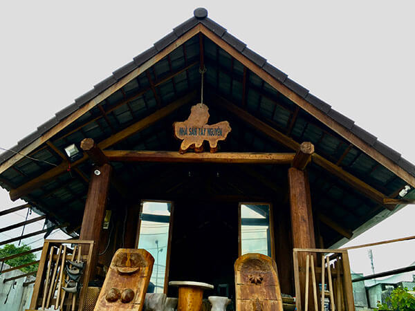 Phía trên Nhà Sàn Gỗ Tâu Nguyên