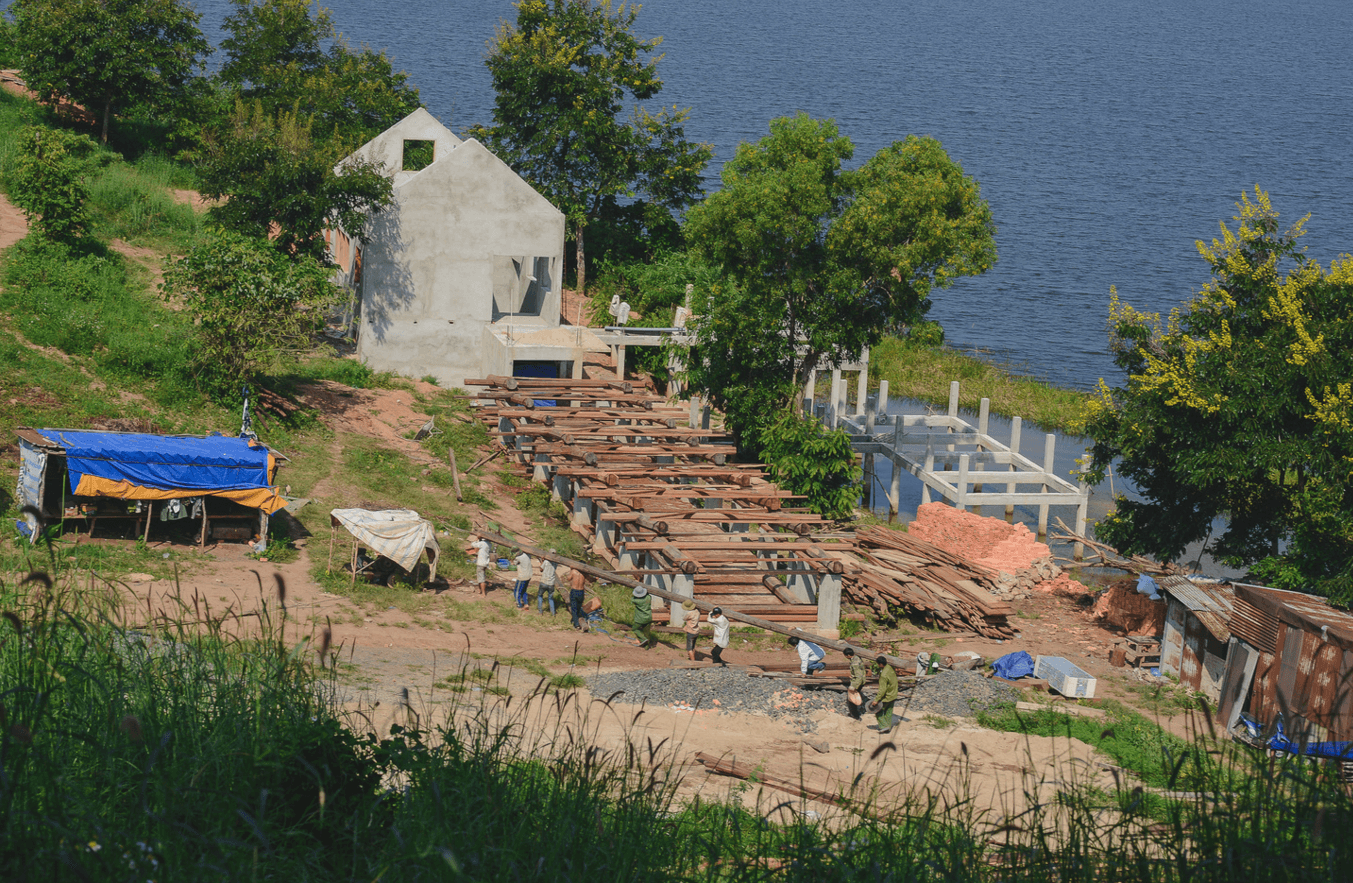 10 Người Vác Cây Đòn Dài Nhà Sàn Tây Nguyên