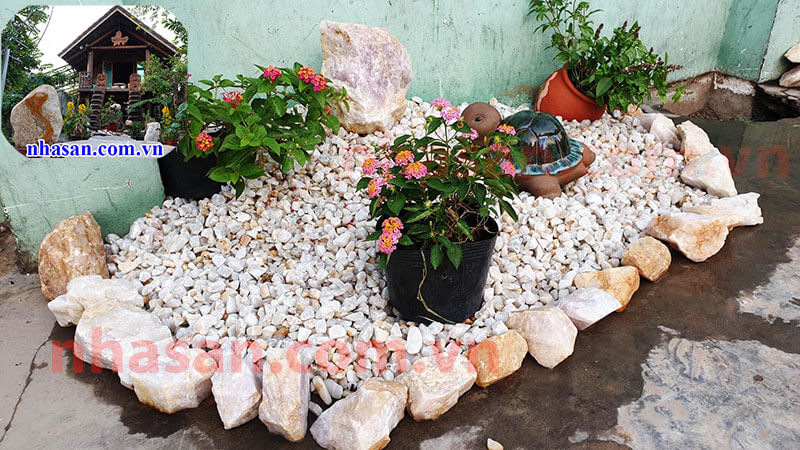 Dùng đá thạch anh vụn 1x2 kết hợp đá thạch anh thô 5x7 trang trí sân vườn