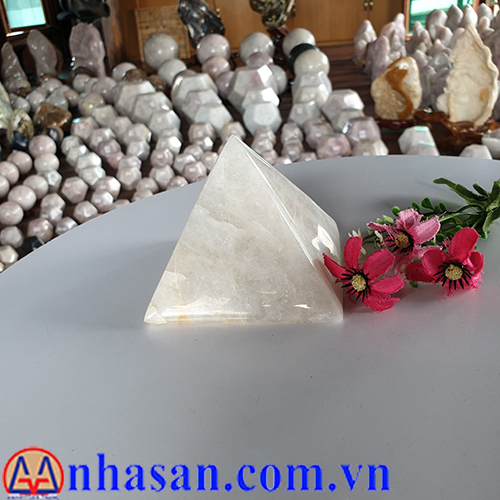 Trụ Đá Thạch Anh Kim Tự Tháp T187.1 Trụ Đá Thạch Anh Kim Tự Tháp T187.1