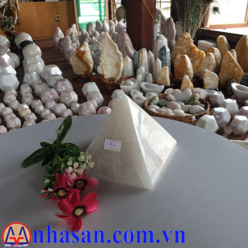 Trụ Đá Thạch Anh Kim Tự Tháp T192.1 Trụ Đá Thạch Anh Kim Tự Tháp T192.1