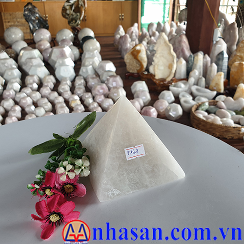 Trụ Đá Thạch Anh Kim Tự Tháp T192 Trụ Đá Thạch Anh Kim Tự Tháp T192