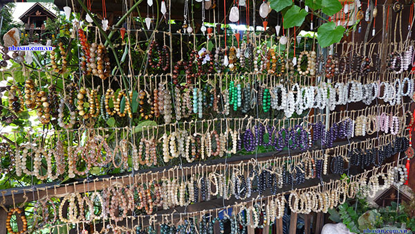 Trang sức đá tại Nhà Sàn Trang sức đá tại Nhà Sàn