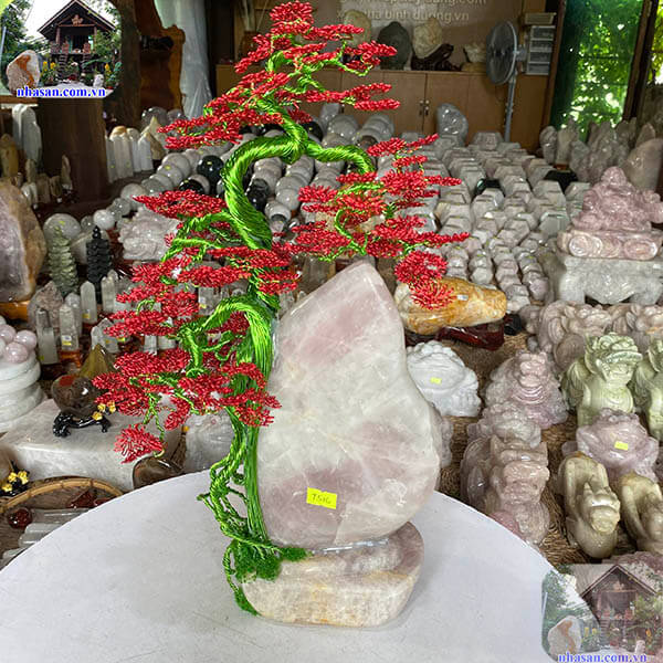 Trụ đá thể hiện khí phách hiên ngang, cương trực Trụ đá thể hiện khí phách hiên ngang, cương trực