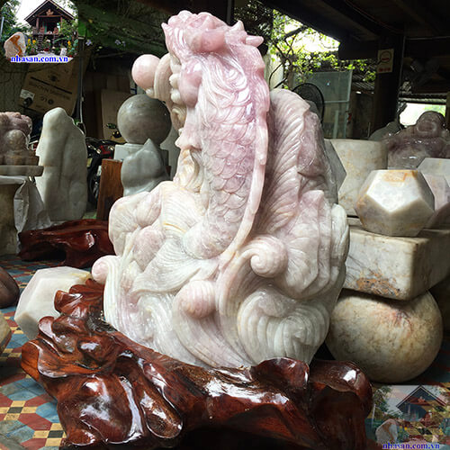 Tượng cá chép hóa rồng được chạm khắc tỉ mỉ, công phu Tượng cá chép hóa rồng được chạm khắc tỉ mỉ, công phu