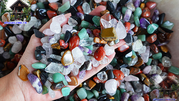 Thạch anh ngũ sắc nên rải dưới đáy bát hương Thạch anh ngũ sắc nên rải dưới đáy bát hương