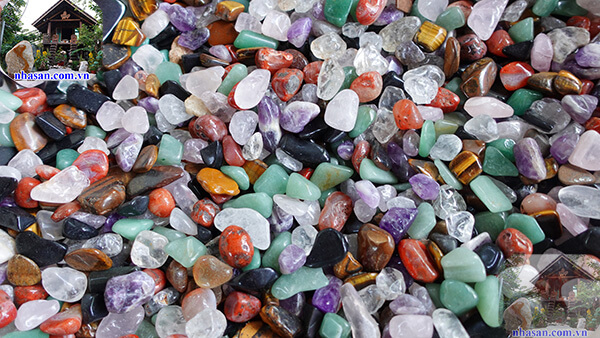 Thạch anh vụn thường được dùng để rải bàn thờ Thạch anh vụn thường được dùng để rải bàn thờ