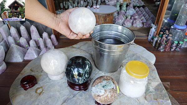 Quả cầu phong thủy được thanh tẩy bằng dung dịch muối