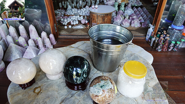 Cầu đá phong thủy sau khi được tẩy uế