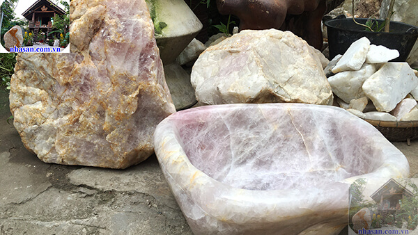 Chậu rửa mặt này được làm từ cục đá thạch anh nặng 150kg-200kg theo thế cắt ra