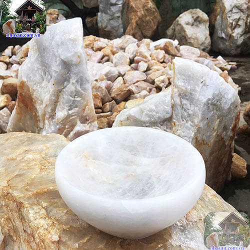 Được chế tác từ những cục đá thô không nứt không phèn Được chế tác từ những cục đá thô không nứt không phèn