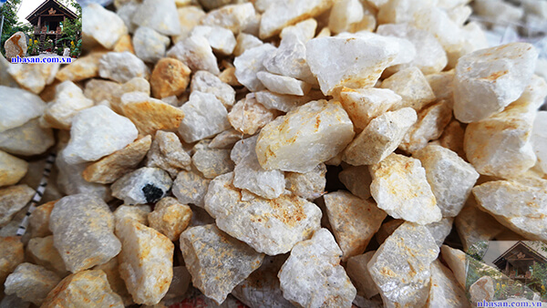 Có Nên Chôn Đá Thạch Anh Vụn Dưới Nền Nhà