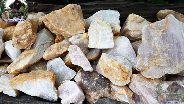 Lý do tại sao nên chôn đá thạch anh vụn dưới nền nhà?