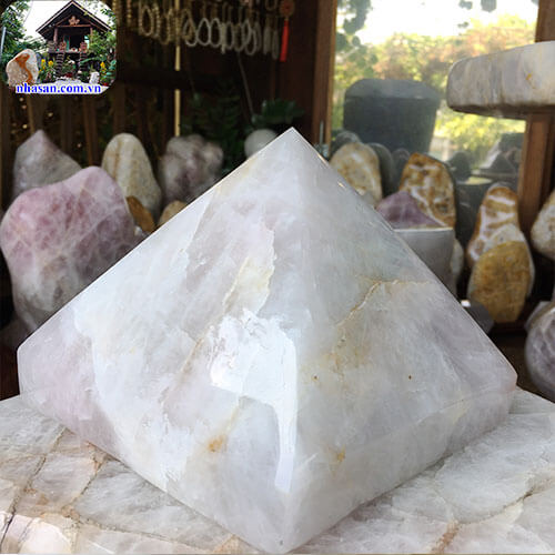 Công dụng của kim tự tháp đá thạch anh hồng Công dụng của kim tự tháp đá thạch anh hồng