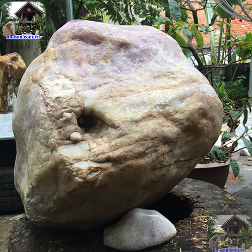 Phía sau là cuội đá thô nguyên sơ Phía sau là cuội đá thô nguyên sơ