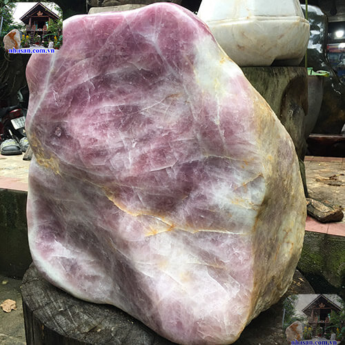 Một nửa mặt đá được đánh bóng Một nửa mặt đá được đánh bóng