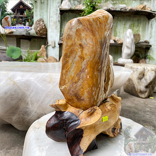 Đá canxedon phong thủy nâu đất thiên nhiên đế gỗ nặng 6kg Đá canxedon phong thủy nâu đất thiên nhiên đế gỗ nặng 6kg