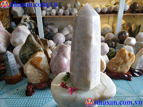 Quartz hexagonal stone T184.1