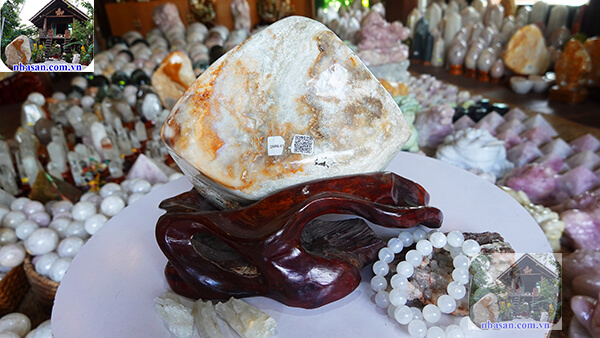 Viên đá mã não đặc biệt có hốc đá