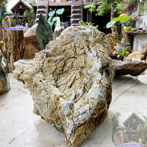 Trụ đá mã não độc, lạ, hiếm có Trụ đá mã não độc, lạ, hiếm có