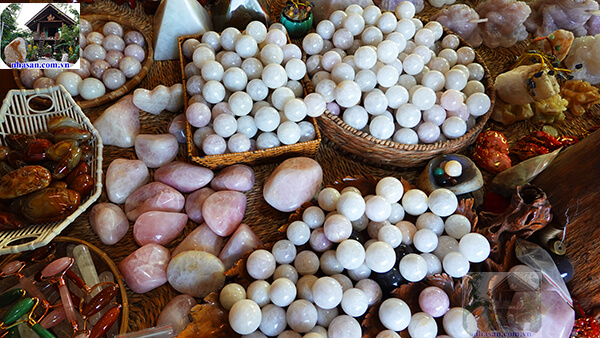 Màu tượng trưng cho đất và có tính kim thích hợp với người mệnh Kim