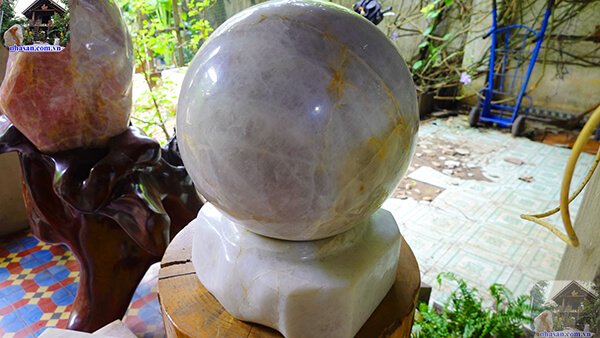 Quả cầu thạch anh tự nhiên có vết nứt do tác động từ thiên nhiên Quả cầu thạch anh tự nhiên có vết nứt do tác động từ thiên nhiên