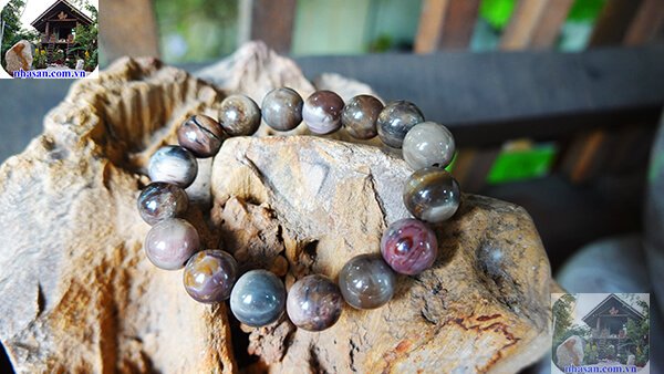 Gỗ hóa thạch xám ghi dành cho người mệnh Kim