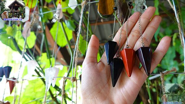 Sử dụng đá quý thạch anh trong cảm xạ học