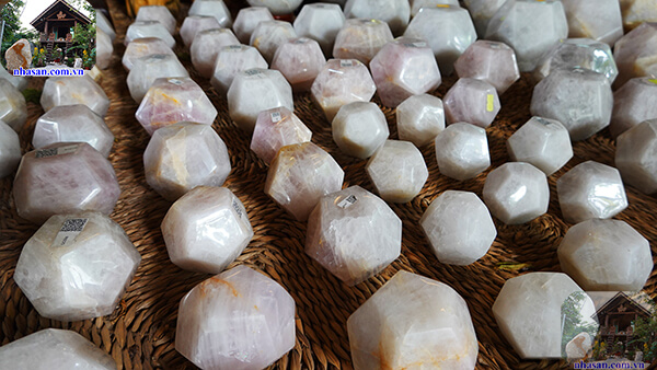 Ý nghĩa của đá thạch anh trong đời sống tâm linh phong thủy